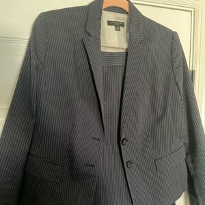 Ann Taylor Navy Pinstripe Suit Tailored Fit Button Closure Pockets 4P